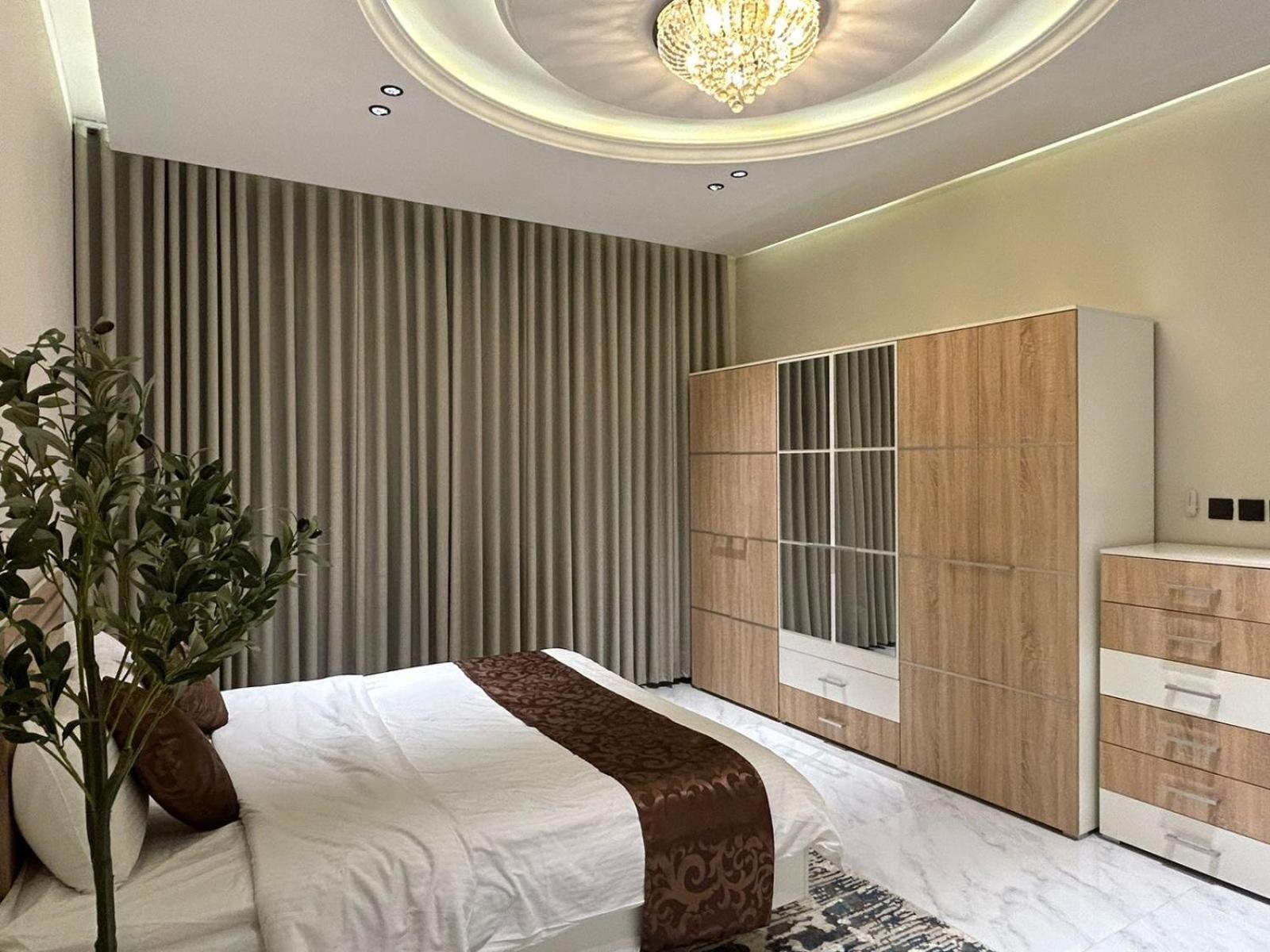 فاخرة غرفة وصالة بالعارض دخول ذاتي ٤ Apartment *