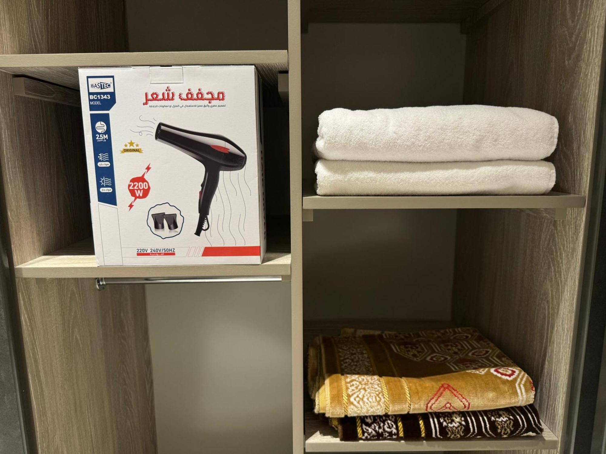فاخرة غرفة وصالة بالعارض دخول ذاتي ٤ Apartment *
